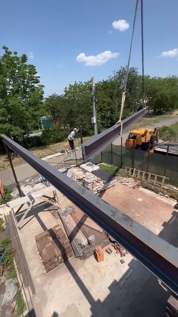 Монтаж двутавра под парковочную зону #shorts #стройка #baustelle #навес #немцы #дом #сварка #прораб