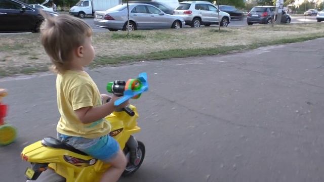 Рома и Диана ★ Игрушка «Воздушная Атака» открываем, стреляем, аэропланирует до 25 метров