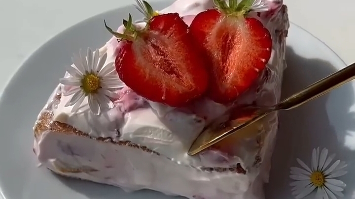 Клубничный ПП-Тортик...🍰🍓😋    Рецепт в описании ✍️
