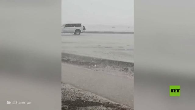 في مشهد نادر في الإمارات.. أمطار غزيرة تجتاح الشارقة