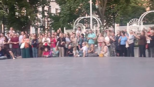 Африканцы жгут на танцполе.Чистопрудный бульвар.Москва