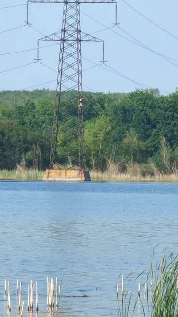 Донецкое море.

Подростки прыгают с вышки ЛЭП  в воду.