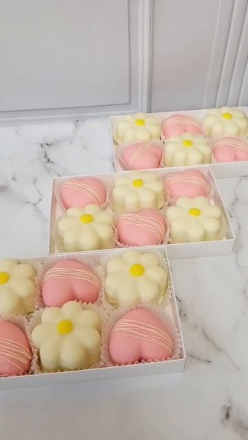 Муссовые пирожные с начинкой из клубничного и мангового пюре.