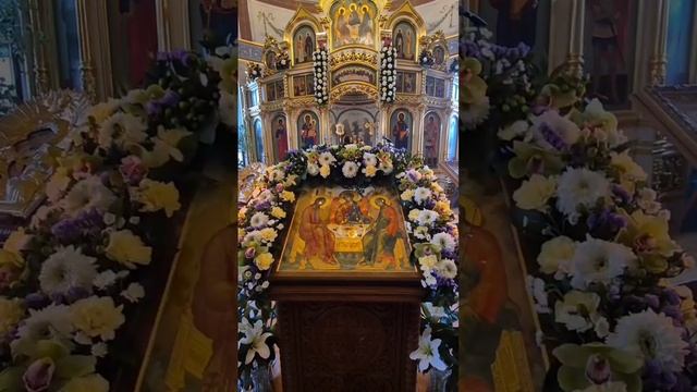 Приидите людие, / триипостасному Божеству поклонимся,