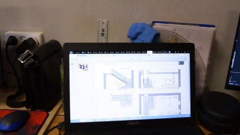 Нестандартная лестница. Монокосоур с подиумом из металла