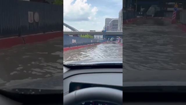 Москвича засосало в сточную трубу в реке Чертановка из-за сильного ливня в столице