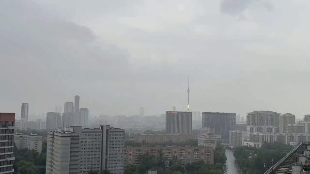 Москву уже накрыли ливень и гроза — молния ударила прямо в Останкинскую башню