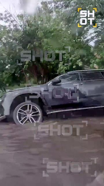 Автомобиль провалился под асфальт в Подмосковье из-за затопленной дороги