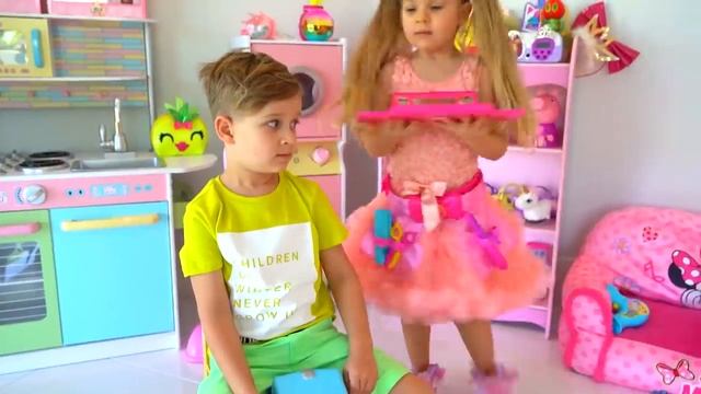 ДИАНА И РОМА - Диана играет в салон красоты