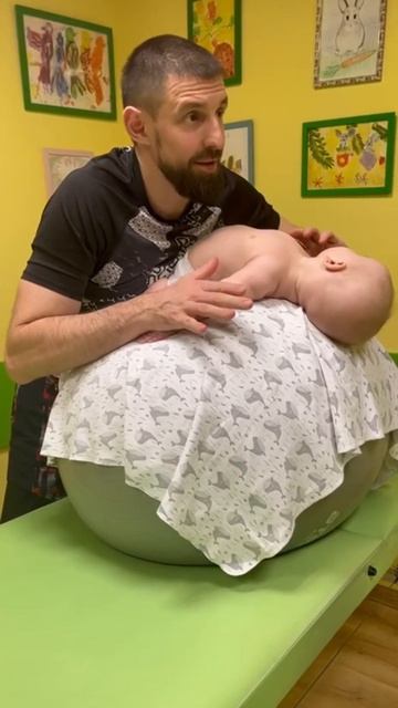 Занятия с малышом на мяче