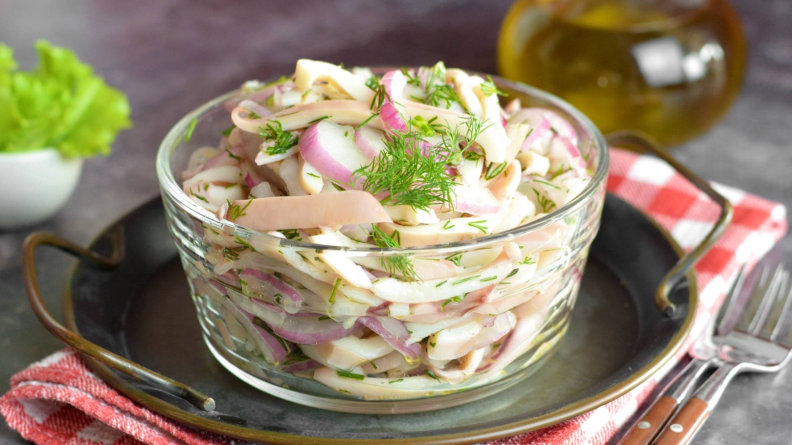 🍲 Салат из кальмаров с маринованным луком - просто и полезно!