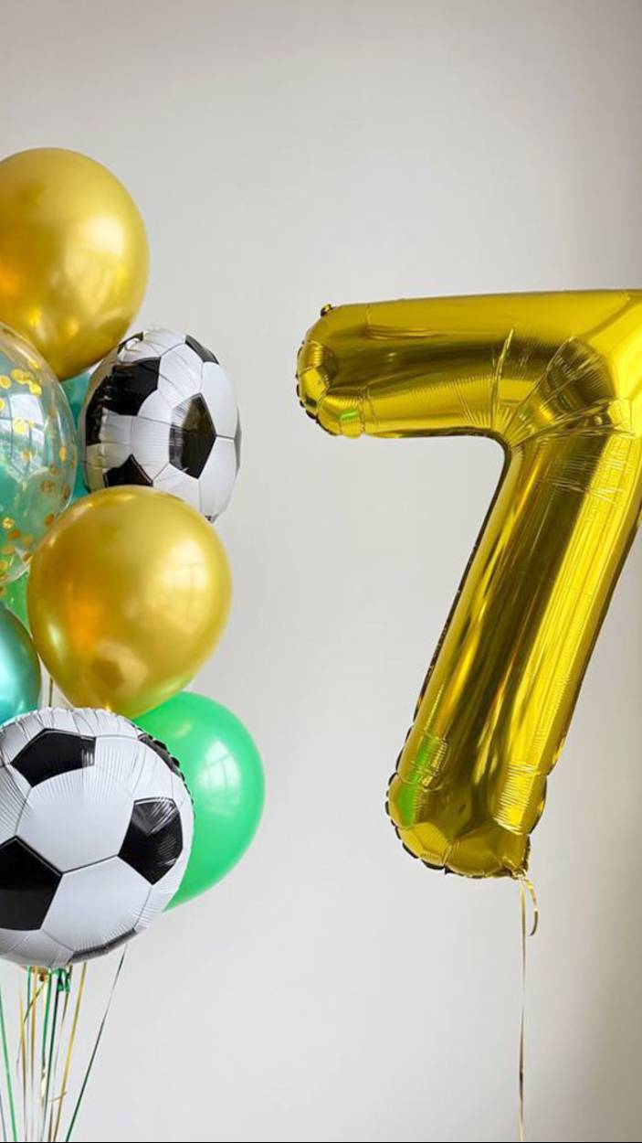Композиция на 7 лет в стиле футбол в золотом цвете