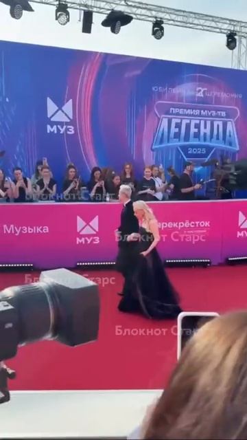💅 Екатерина Мизулина и SHAMAN вместе появились на дорожке премии «Муз ТВ» 2025