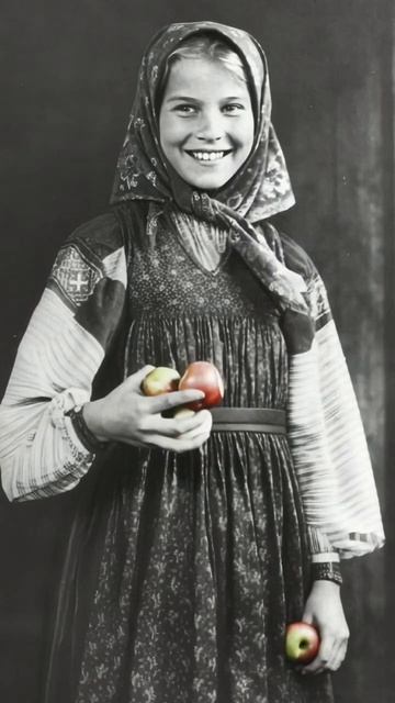 Ожившие фотографии прошлого. Милая деревенская девушка делится яблоками. Автор Александр Бутков