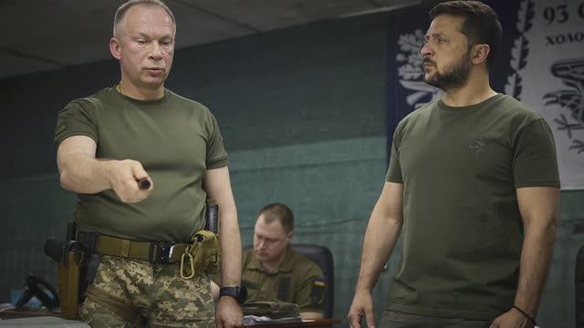 Зеленский требует от Сырского «победной» операции с захватом части российской территории
