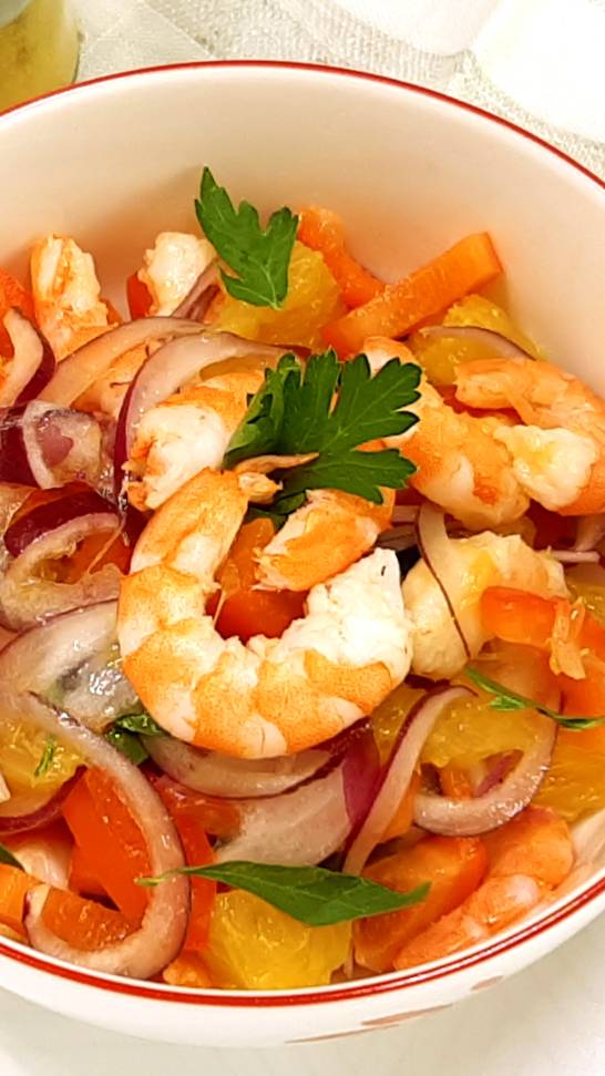 Салат с креветками, болгарским перцем и апельсином. Простой рецепт!