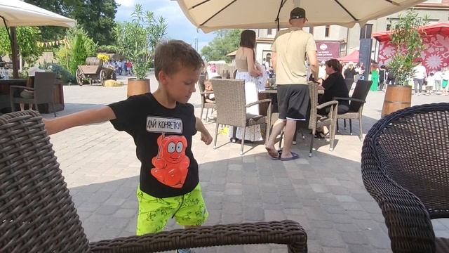 Владик танцует. В Лого-Парке.