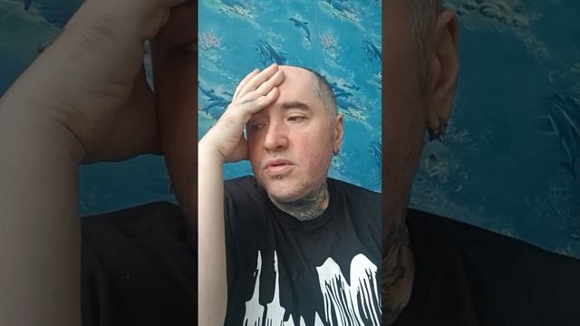 Пью водку на кухне