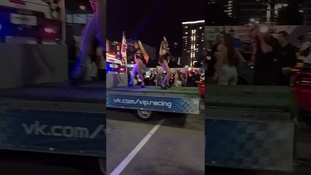 Девочки развлекают публику между гонками.