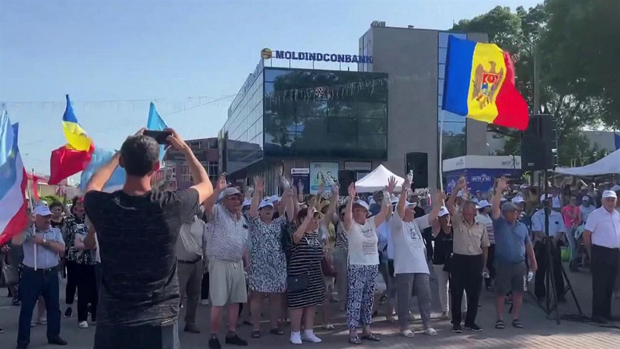 В Гагаузии тысячи человек вышли на митинг с требованием освободить главу автономии Евгению Гуцул