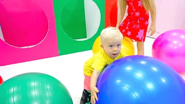 Диана и Рома Диана учит малыша Оливера ｜ Развивающим играм для ребенка старше 1 года