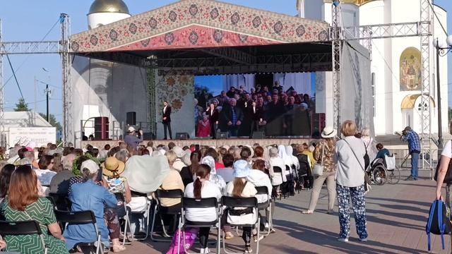 Жителей города Кургана с праздником Святой Троицы поздравил коллектив арт-группы «LARGO».