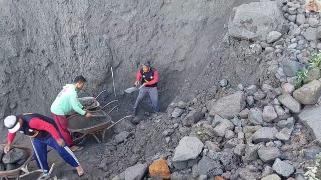 Строительство, шахтёры просеивают песок
