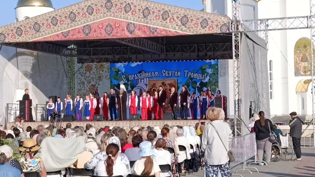 Митрополит Даниил поблагодарил коллектив арт-группы «LARGO», выступивший на Троицкой площади.