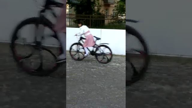 учу дочку кататься на 🚲 велосипеде