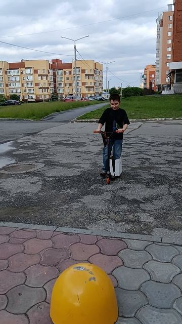 Лёва сушит тапок