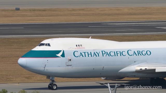 Грузовой Боинг 747 авиакомпании Cathay Pacific Cargo на рулении в аэропорту Гонконга.