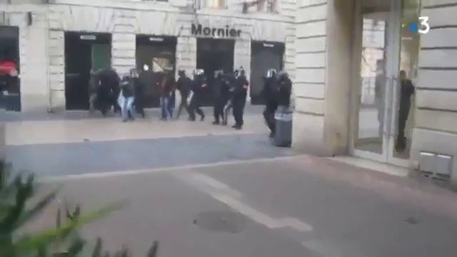 европули падает на пол