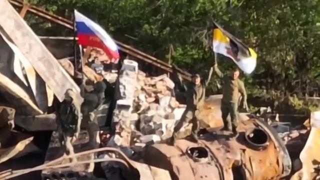 Воины ВС РФ освободили н.п.Заря ДНР. Бойцы 10 гвардейского танкового полка "Южных" водрузили Флаг РФ