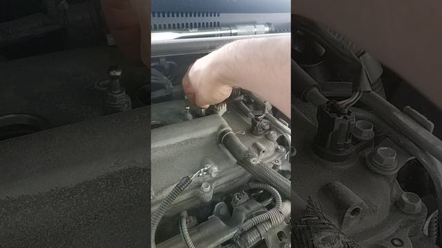 Замена свечей на двигателе 1zr Toyota Corolla E210