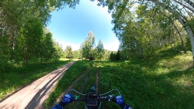пенсионеры атаковали фотоапаратами эндуристов на роднике