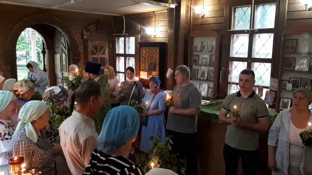 Праздничное всенощное бдение, освящение веточек березы,  Царю Небесный