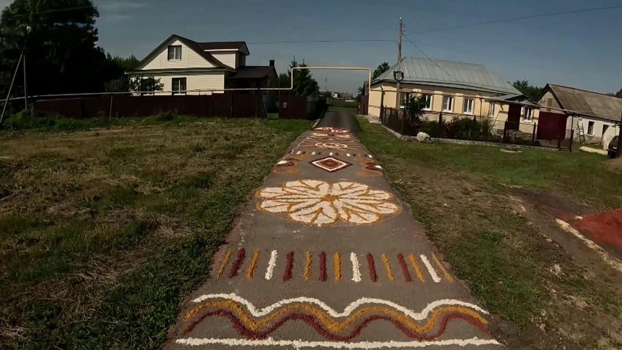 Жители села Волчье Липецкой области на Троицу украшают свои дворы узорами из песка