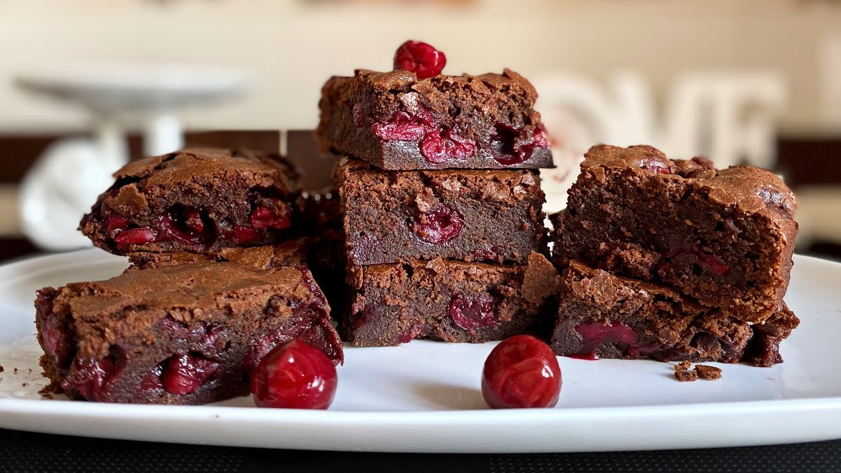 🍮 Шоколадный брауни с вишней и прослойкой из крема-чиз