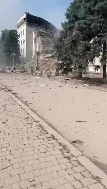 Разрушенное авиаударом ВКС России здание Херсонской областной администрации вблизи.