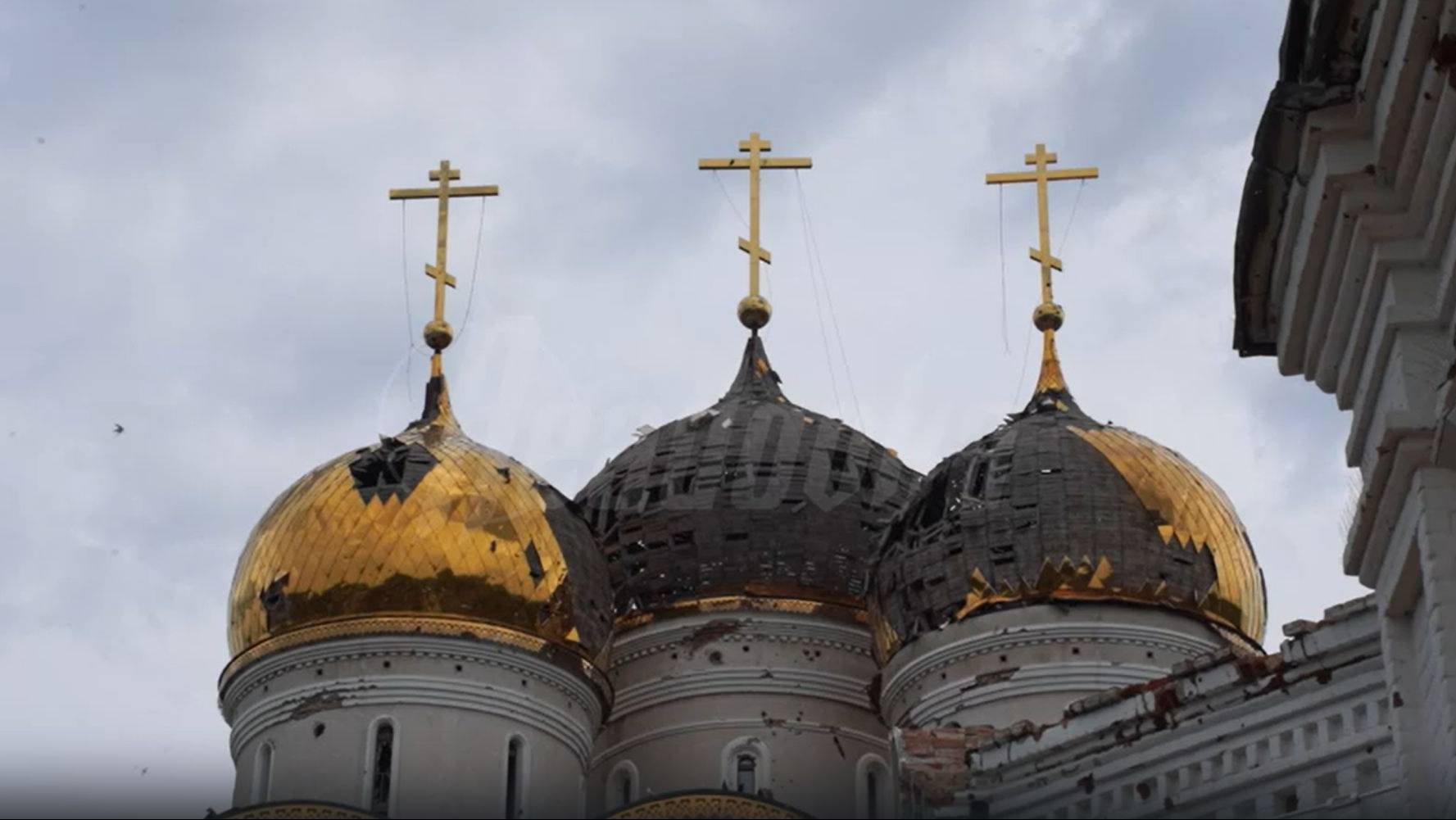 Группа добровольцев помогает расчищать территорию Никольского монастыря