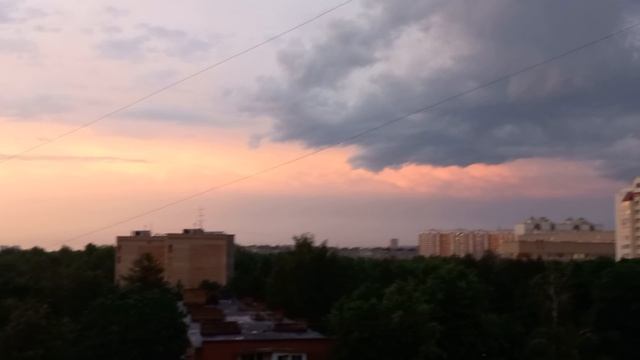 Вечер, тёмная туча и полоса света.