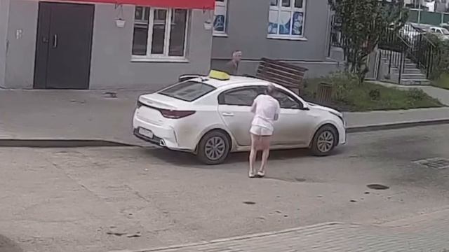 Недетские шалости. Пакет с водой пролетел в нескольких местах от женщины.
