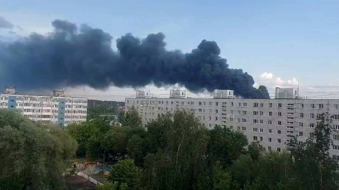 Склад с газовыми баллонами загорелся в Подмосковье