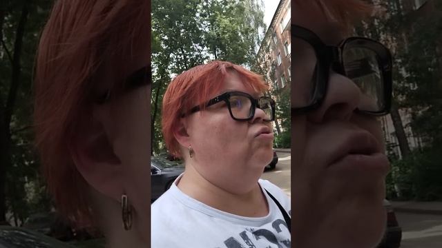 У нас начинаются сборы на дачу. Мама у меня девочка такая девочка, ей надо 100 нарядов примерять. Я