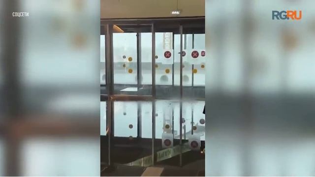 Мощный ливень в Москве подтопил метро и аэропорт