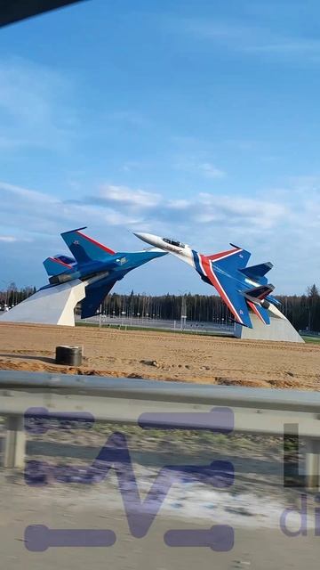 Где-то в районе Кубинки.. Истребители.. Кто знает что за монумент?