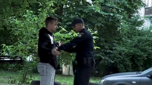 Фокусник обманул полеицейского как пить на улице