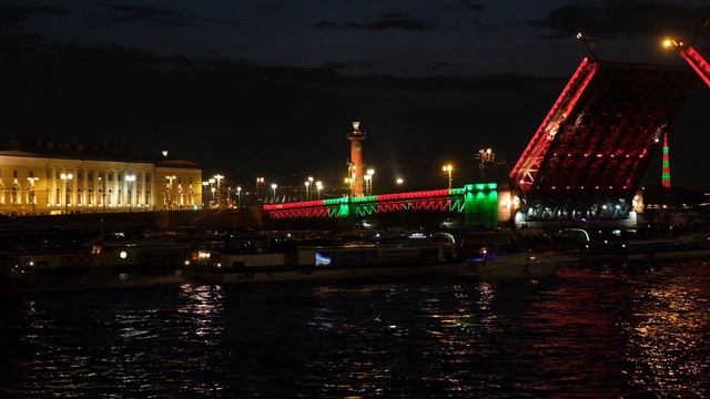 Развод Дворцового моста в Петербурге.
