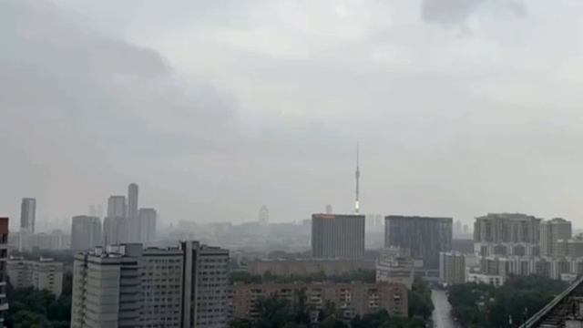 В Останкинскую телебашню в Москве ударила молния