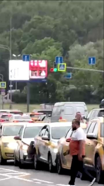 На Ленинском проспекте в Москве врезались сразу 5 такси